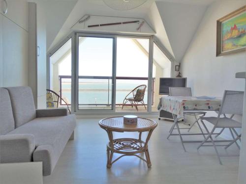 un salon avec un canapé et une table dans l'établissement Sardine Saint Gilles Croix de Vie, à Saint-Gilles-Croix-de-Vie