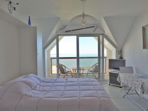 une chambre avec un grand lit avec vue sur l'océan dans l'établissement Sardine Saint Gilles Croix de Vie, à Saint-Gilles-Croix-de-Vie