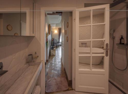 une salle de bain avec une baignoire, un lavabo et des toilettes dans l'établissement Place Dauphine, à Paris