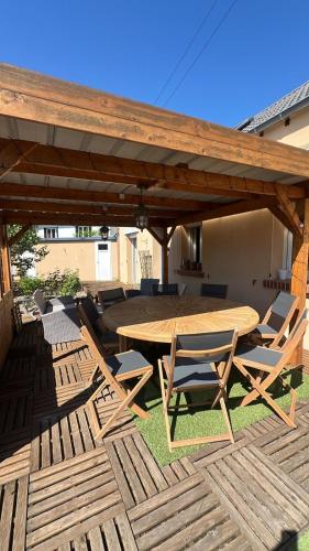 a wooden table and chairs under a pavilion at L'étape Giennoise in Gien