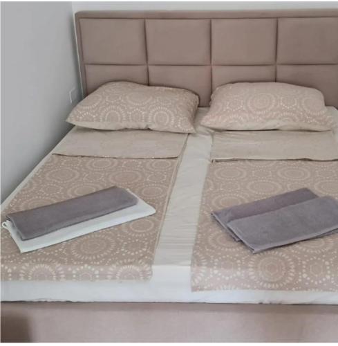 two beds with pillows on top of each other at Everest in Golem