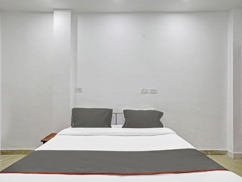 Ένα ή περισσότερα κρεβάτια σε δωμάτιο στο The Pinaki Residency