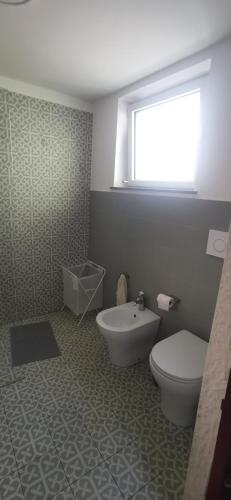 a bathroom with a toilet and a sink at Casa Verde Ulivo in Montargano