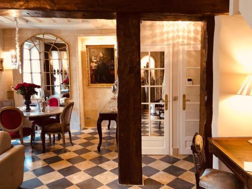 un salon avec une table et une salle à manger dans l'établissement Place Dauphine, à Paris
