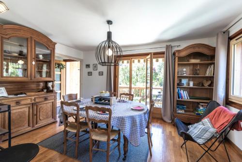 Appartement spacieux avec vue في سان جيرفيه ليه بان: غرفة طعام مع طاولة وكراسي