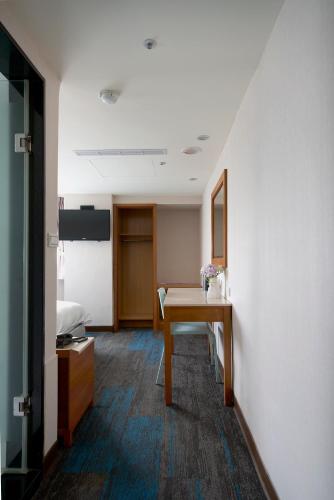 a hotel room with a table and a bed at 華麗大飯店Ferrary Hotel in Taipei