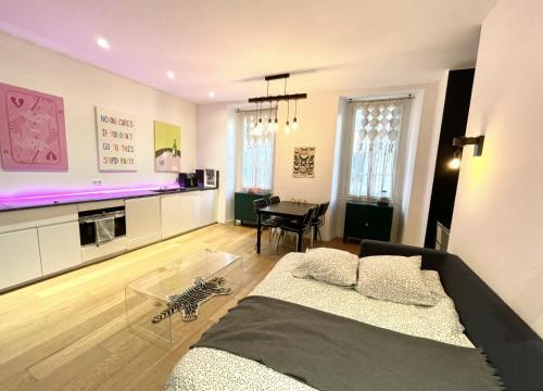 un salon avec un lit et une table dans l'établissement Grand studio design au coeur de Nice, à Nice