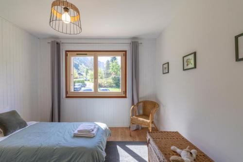 een slaapkamer met een bed en een raam bij Appartement spacieux avec vue in Saint-Gervais-les-Bains