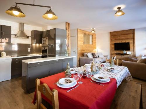 une table à manger avec un tissu de table rouge dans l'établissement Confort moderne 4 pièces, 8 pers, proche pistes et école de ski, Wifi, animaux accueillis - FR-1-263-209, à Valloire
