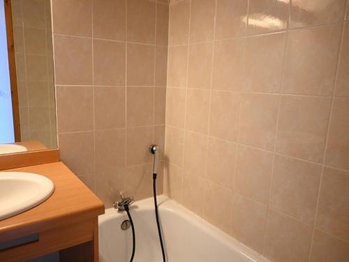 une salle de bain avec une baignoire et un lavabo dans l'établissement Appartement 2 pièces pour 7 pers. à Vallandry proche des pistes - FR-1-411-649, à Landry