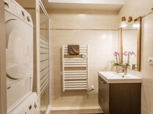 une salle de bain avec un lavabo et une douche dans l'établissement Confort moderne 4 pièces, 8 pers, proche pistes et école de ski, Wifi, animaux accueillis - FR-1-263-209, à Valloire