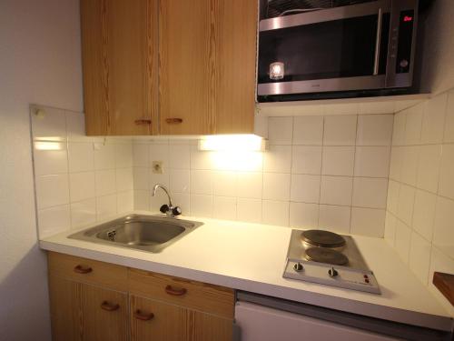 une cuisine avec un évier et un micro-ondes dans l'établissement Studio cosy 4 pers, Vallandry, proche pistes, balcon, TV - FR-1-411-787, à Landry