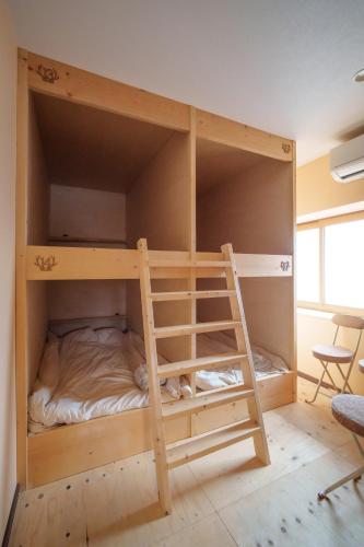 a bunk bed with a ladder in a room at YUKARA LEAF OLDGE - Vacation STAY 29791v in Ōnuma