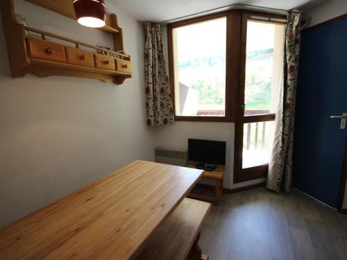 Cette chambre dispose d'une table en bois et d'une fenêtre. dans l'établissement Studio cosy 4 pers, Vallandry, proche pistes, balcon, TV - FR-1-411-787, à Landry