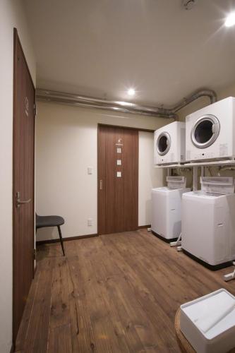 an empty room with two microwaves on the wall at YUKARA LEAF OLDGE - Vacation STAY 29791v in Ōnuma