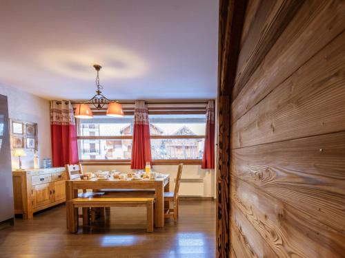 une salle à manger avec une table et une fenêtre dans l'établissement Spacieux 3 pièces pour 4-6 pers. exposé Ouest, proche télécabine et commerces, animaux acceptés - FR-1-263-208, à Valloire
