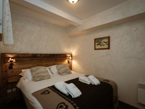 une chambre avec un lit avec des serviettes blanches dessus dans l'établissement Spacieux 3 pièces pour 4-6 pers. exposé Ouest, proche télécabine et commerces, animaux acceptés - FR-1-263-208, à Valloire