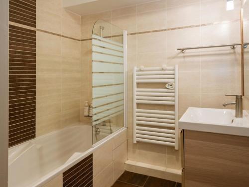 une salle de bain avec une baignoire et un lavabo dans l'établissement Spacieux 3 pièces pour 4-6 pers. exposé Ouest, proche télécabine et commerces, animaux acceptés - FR-1-263-208, à Valloire