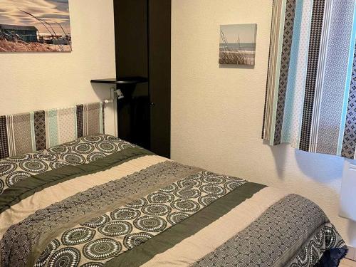 une chambre avec un lit dans une pièce dans l'établissement Beau T2 à Sète avec loggia vitrée, vue mer et marina - FR-1-472-131, à Sète