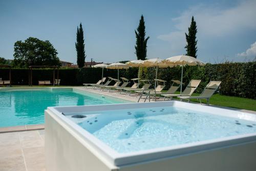 Bazén v ubytování Le Colombaie Country Resort nebo v jeho okolí