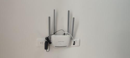 a switch with a toaster and glasses on a wall at Apacible Loft San Alonso in Bucaramanga