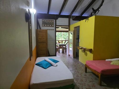 Ένα ή περισσότερα κρεβάτια σε δωμάτιο στο Bungalow cosy à Goyave avec vue sur le jardin