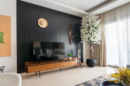 Televisyen dan/atau pusat hiburan di Easy Rental Serviced Apartment in Zed El Sheikh Zayed