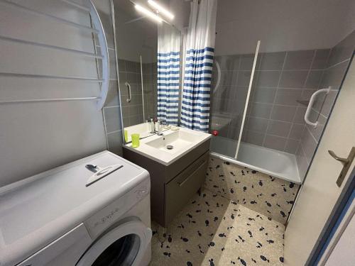 une salle de bain avec un lavabo, des toilettes et une douche dans l'établissement Studio cabine à 20m de la plage avec parking privé - FR-1-224C-325, à Saint-Jean-de-Monts