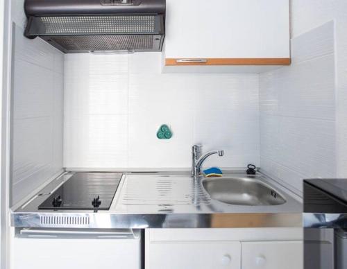 une cuisine avec un évier et un plan de travail dans l'établissement La Cachette 41, à La Grande Motte