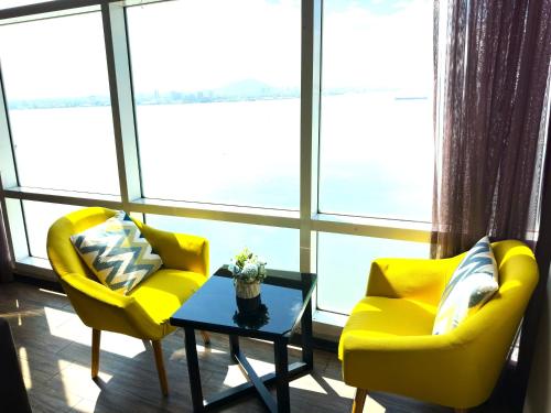 Χώρος καθιστικού στο Stunning Seaview Duplex George Town Maritime Suites