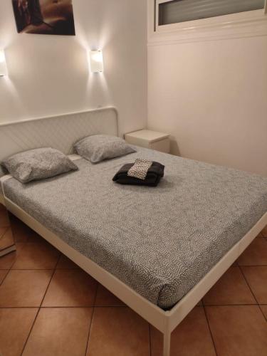 un lit dans une chambre avec deux oreillers dessus dans l'établissement Naturiste Cap d'Agde Port Ambonne 239, au Cap d'Agde