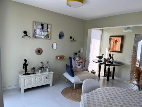 une chambre avec un lit, une chaise et une table dans l'établissement Colora Cottage - A 100 m de la plage, à Portbail