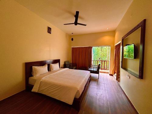 Postel nebo postele na pokoji v ubytování Nature View Resort Yercaud