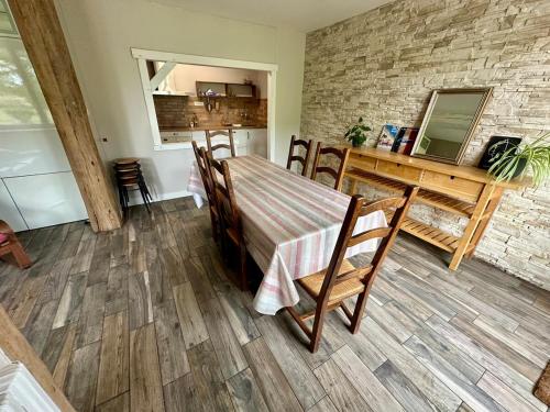 une salle à manger avec une table et des chaises dans l'établissement Maison très proche des 24 Heures - 9 Personnes, à Laigné-en-Belin