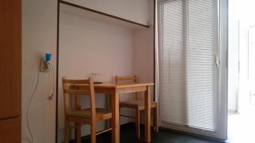 Cette chambre dispose d'une petite table et de chaises. dans l'établissement Guest House Selin, à Veliko Tarnovo