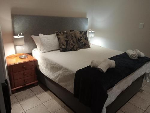 ein Schlafzimmer mit einem großen Bett mit Handtüchern darauf in der Unterkunft The View No 21 in Jeffreys Bay