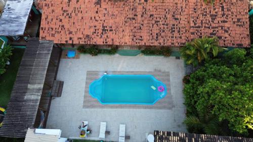 an overhead view of a swimming pool in a backyard at Cores de Boipeba in Ilha de Boipeba