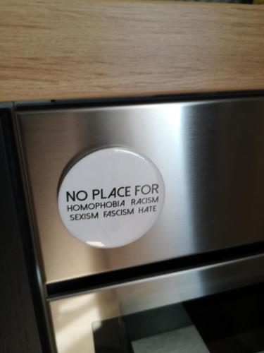 a sticker on a drawer with a no place at Kleinstadtidyll in Bad Sobernheim