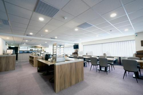 an office with chairs and tables and a cafeteria at 華麗大飯店Ferrary Hotel in Taipei