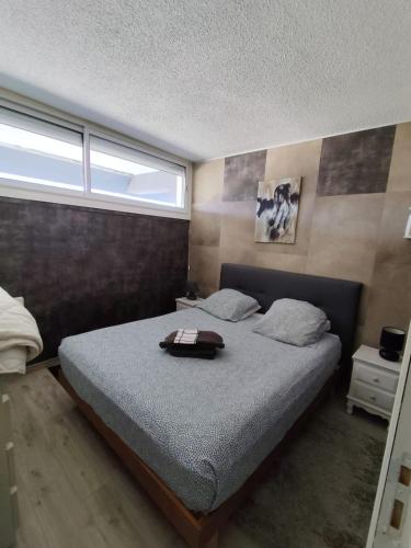 une chambre avec un lit avec un plateau dessus dans l'établissement Naturiste Cap d'Agde Port Ambonne 304, au Cap d'Agde