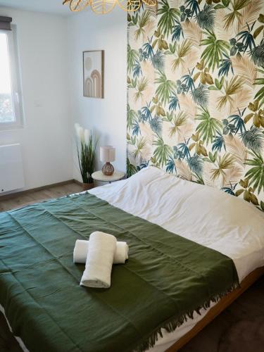 une chambre avec un lit avec deux serviettes dessus dans l'établissement Appart T2 cabine 5 min du centre, à Le Touquet-Paris-Plage