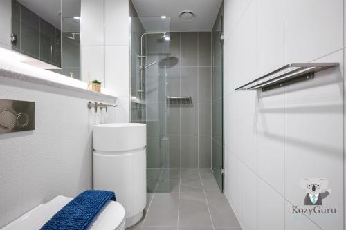 Ένα μπάνιο στο KozyGuru | Melbourne CBD 2Bed Apt + Stunning Views
