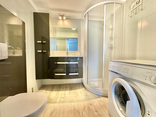 une buanderie avec un lave-linge. dans l'établissement Le Bastion-Plage-vue mer, à Menton