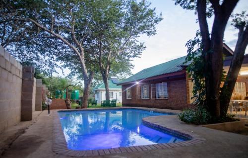 Swimmingpoolen hos eller tæt på Mercury House