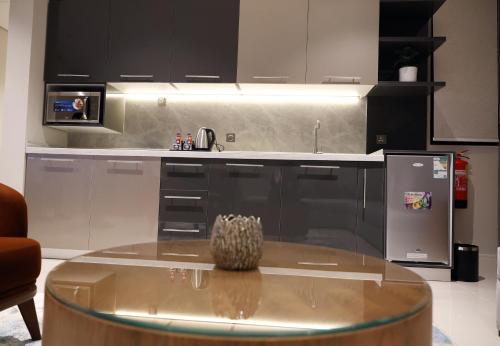 شقق رسن سويت الفندقية - Rasan Suite hotel Apartmentにあるキッチンまたは簡易キッチン