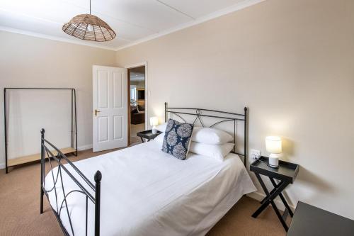 Ένα ή περισσότερα κρεβάτια σε δωμάτιο στο Quaint Townhouse