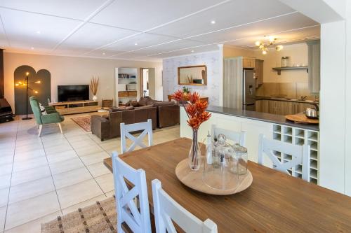 Μια τηλεόραση ή/και κέντρο ψυχαγωγίας στο Quaint Townhouse