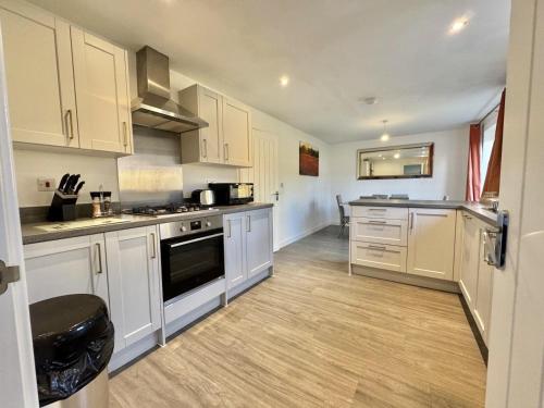 Köök või kööginurk majutusasutuses Modern Large 5 Bedroom Swindon Home