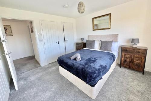 Voodi või voodid majutusasutuse Modern Large 5 Bedroom Swindon Home toas