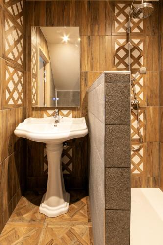 Ένα μπάνιο στο Logis Hôtel Jeanne & Jules Hôtel Spa et Restaurant